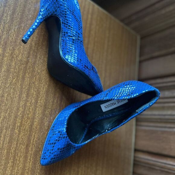 Blue Snakeskin Pattern Stilettos - Picture 5 of 7